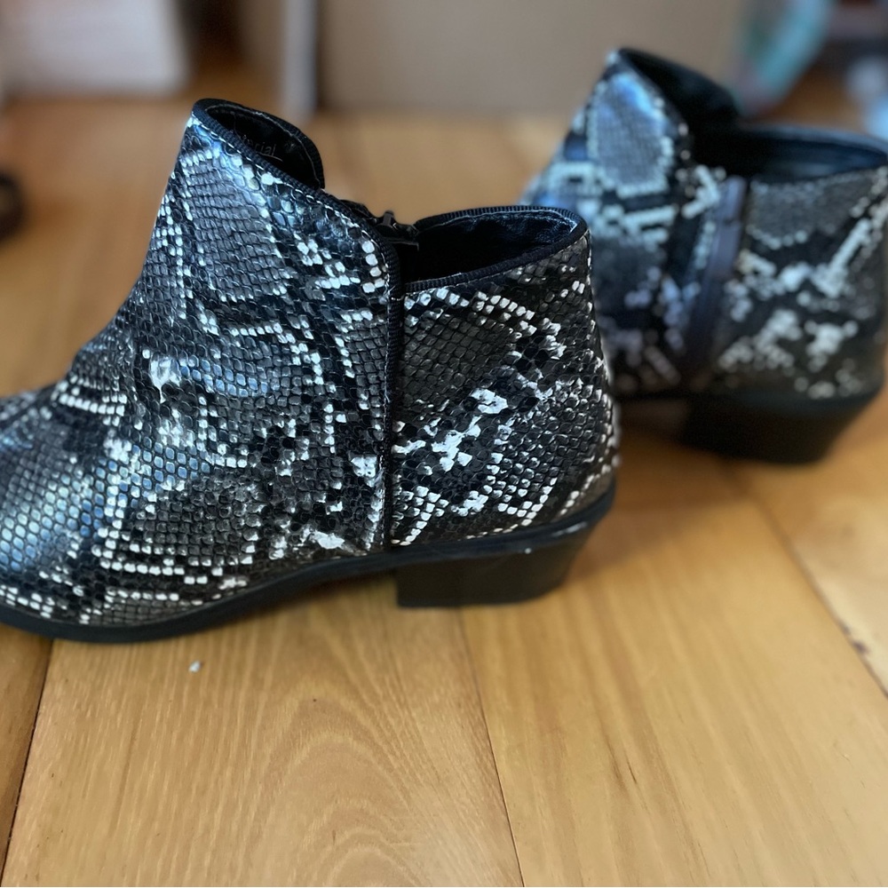 Stylish Black and White Snakeskin Ankle Booties 6W